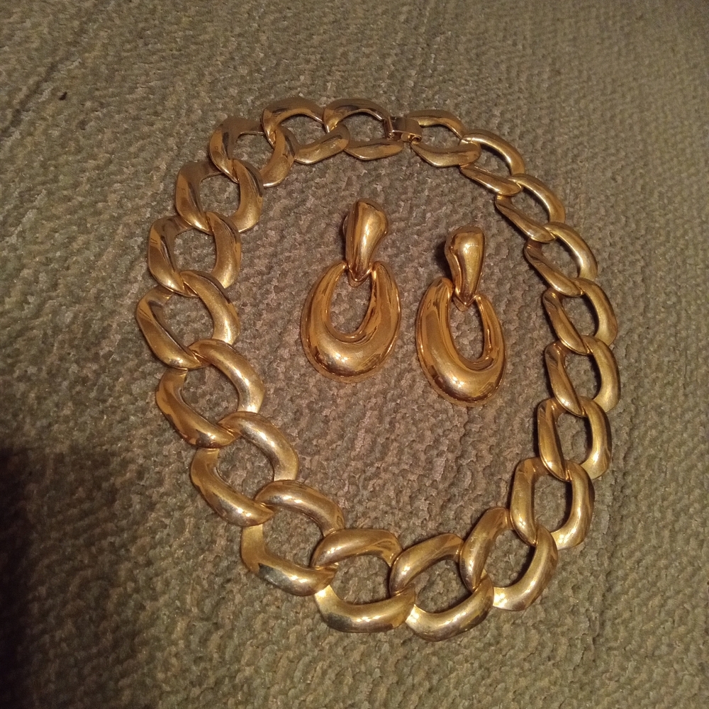 Goldtone necklace and earrings
